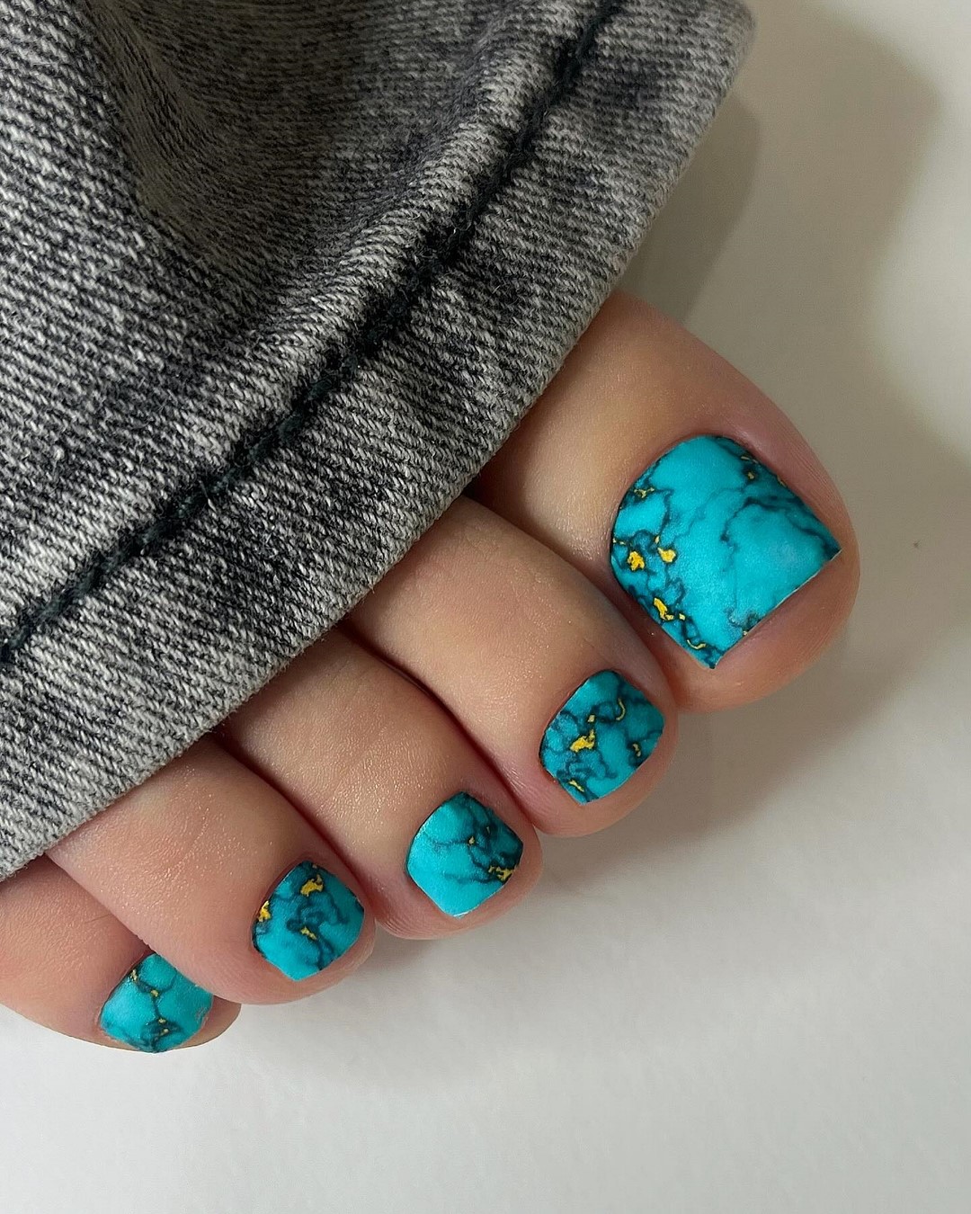 Летний педикюр 2026 — модные тренды дизайна с фото