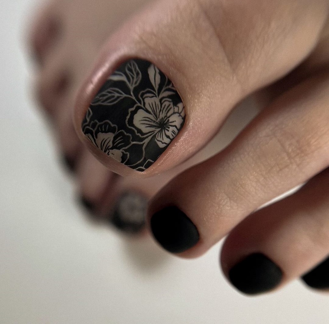 Летний педикюр 2026 — модные тренды дизайна с фото