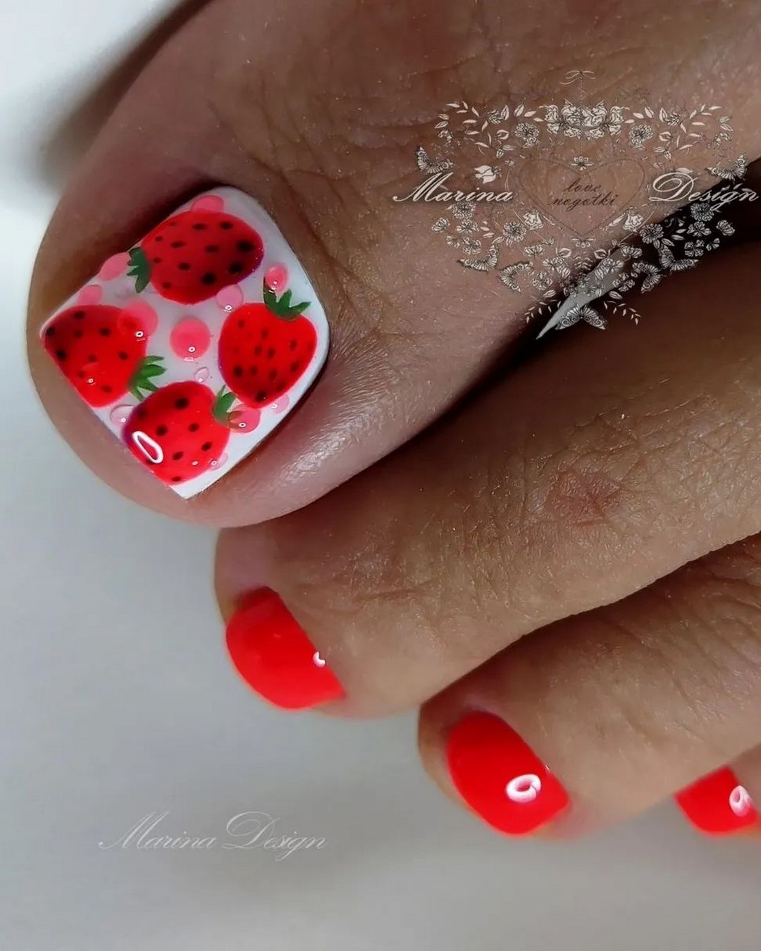 Летний педикюр 2026 — модные тренды дизайна с фото