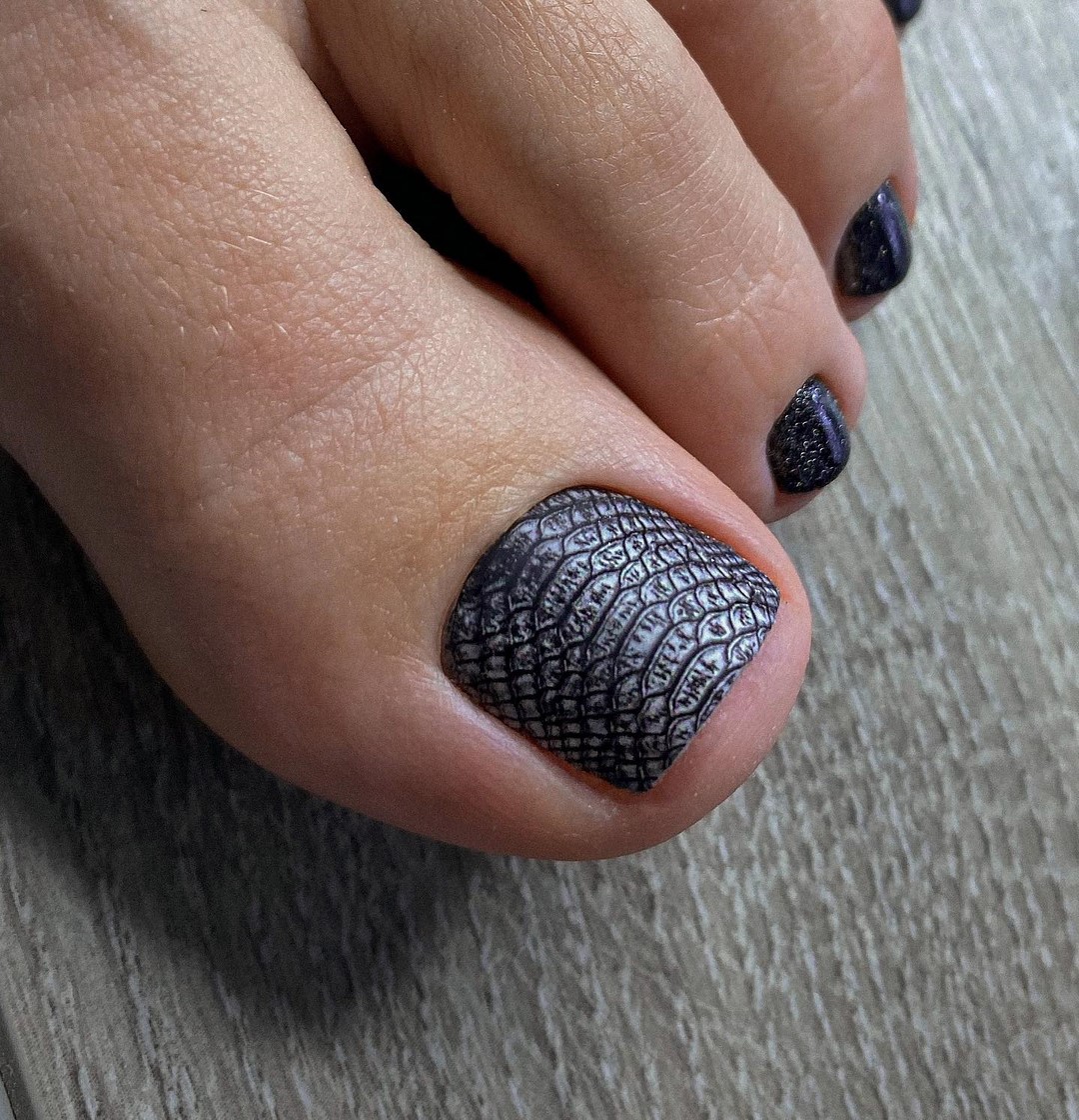 Летний педикюр 2026 — модные тренды дизайна с фото