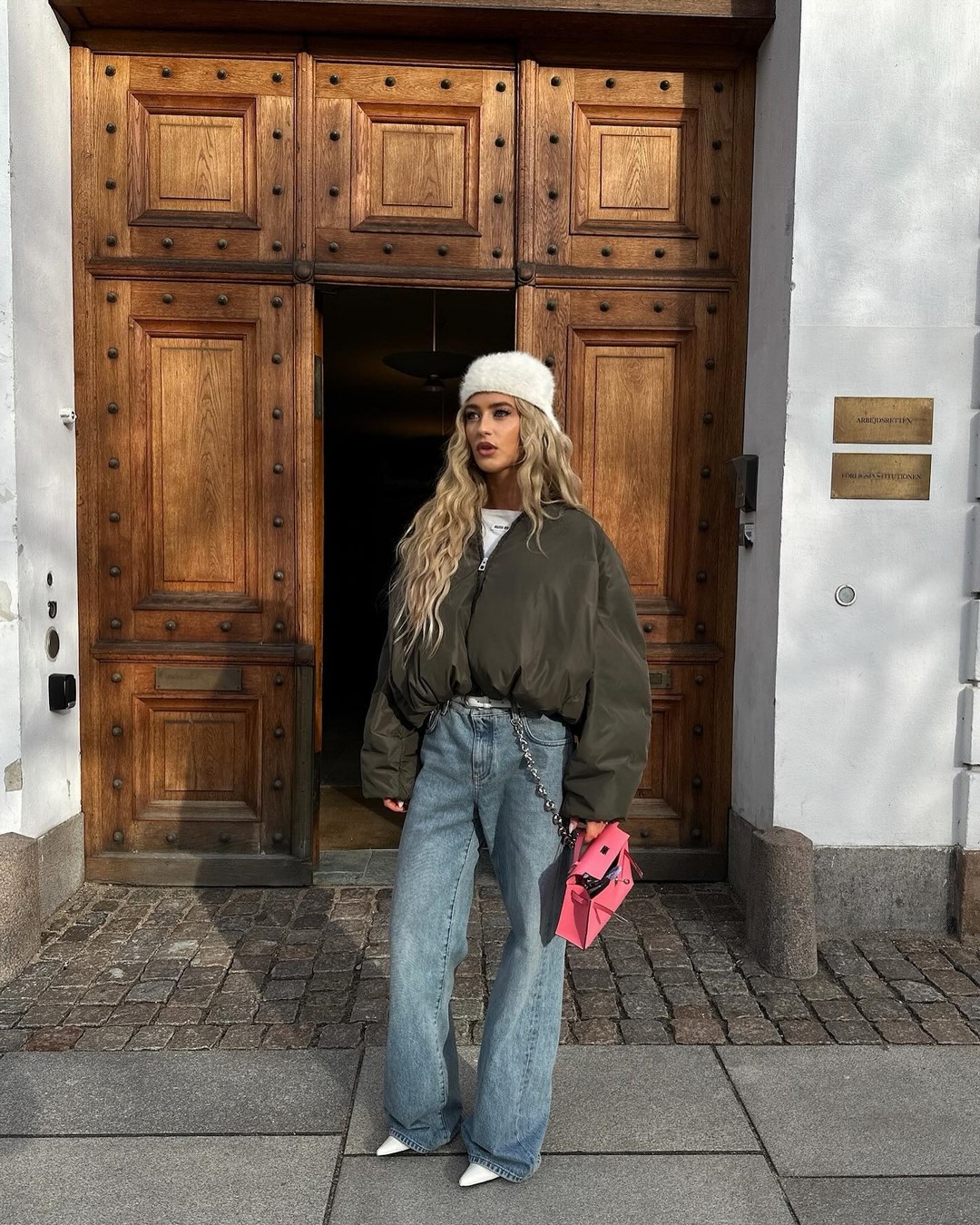 Джинсы осень-зима 2026-2027 — трендовые модели на фото