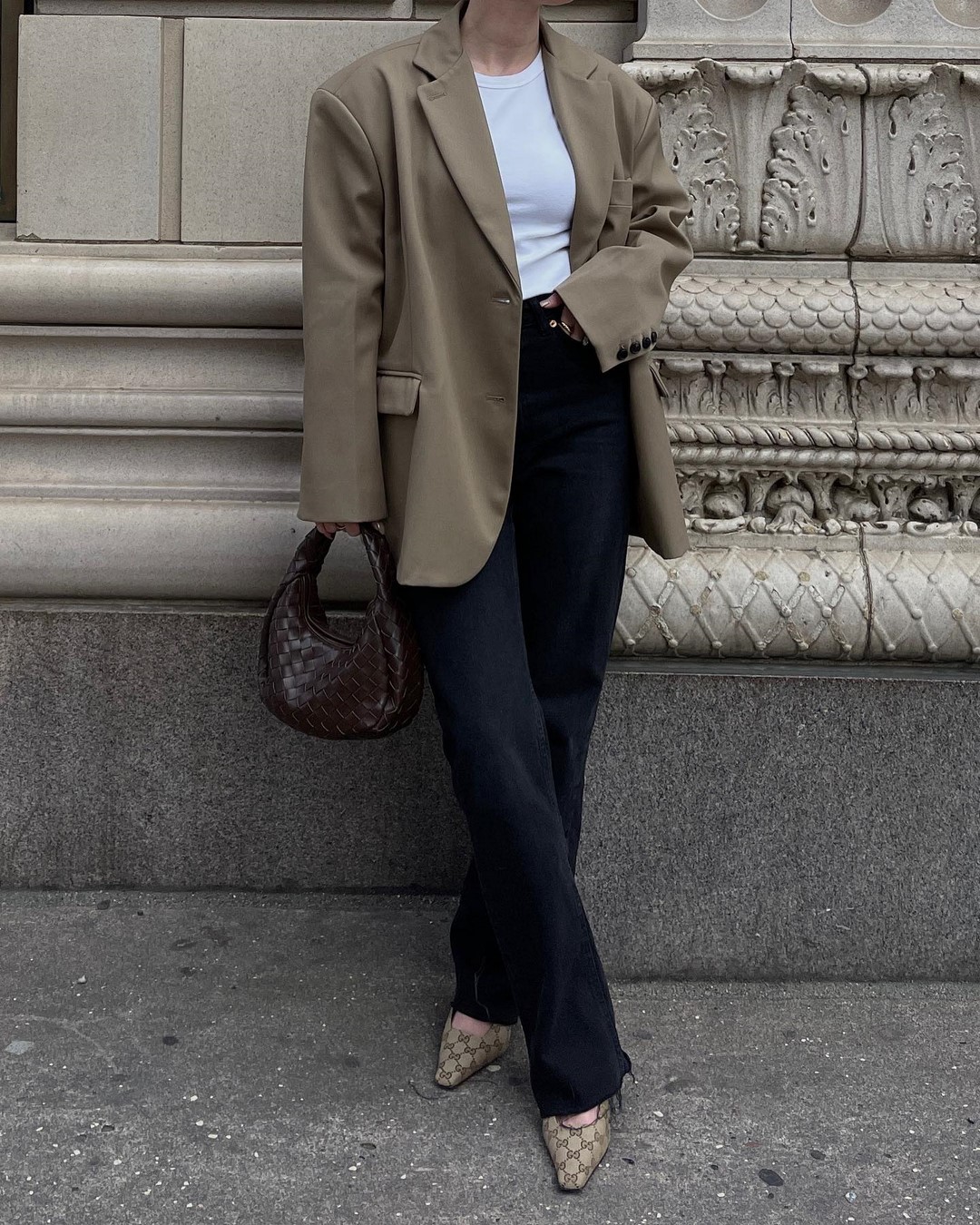 Джинсы осень-зима 2026-2027 — трендовые модели на фото