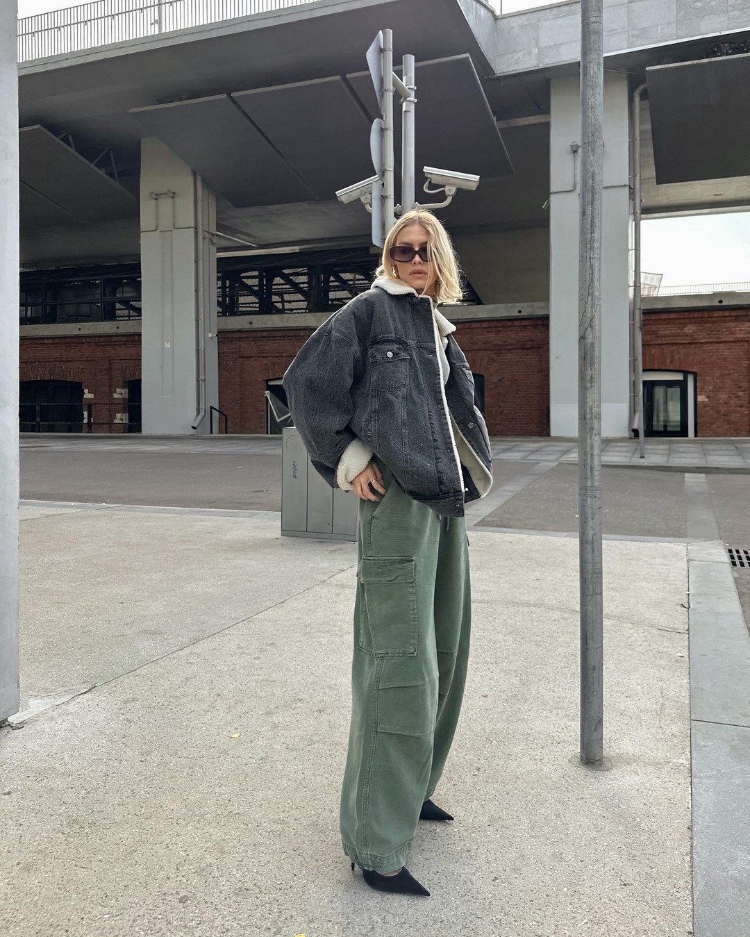 Джинсы осень-зима 2026-2027 — трендовые модели на фото