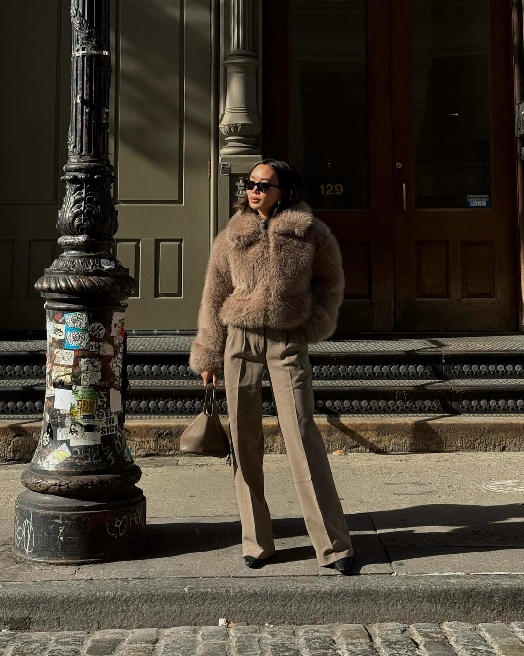 Как одеваться зимой 2026-2027: топ зимних образов на фото