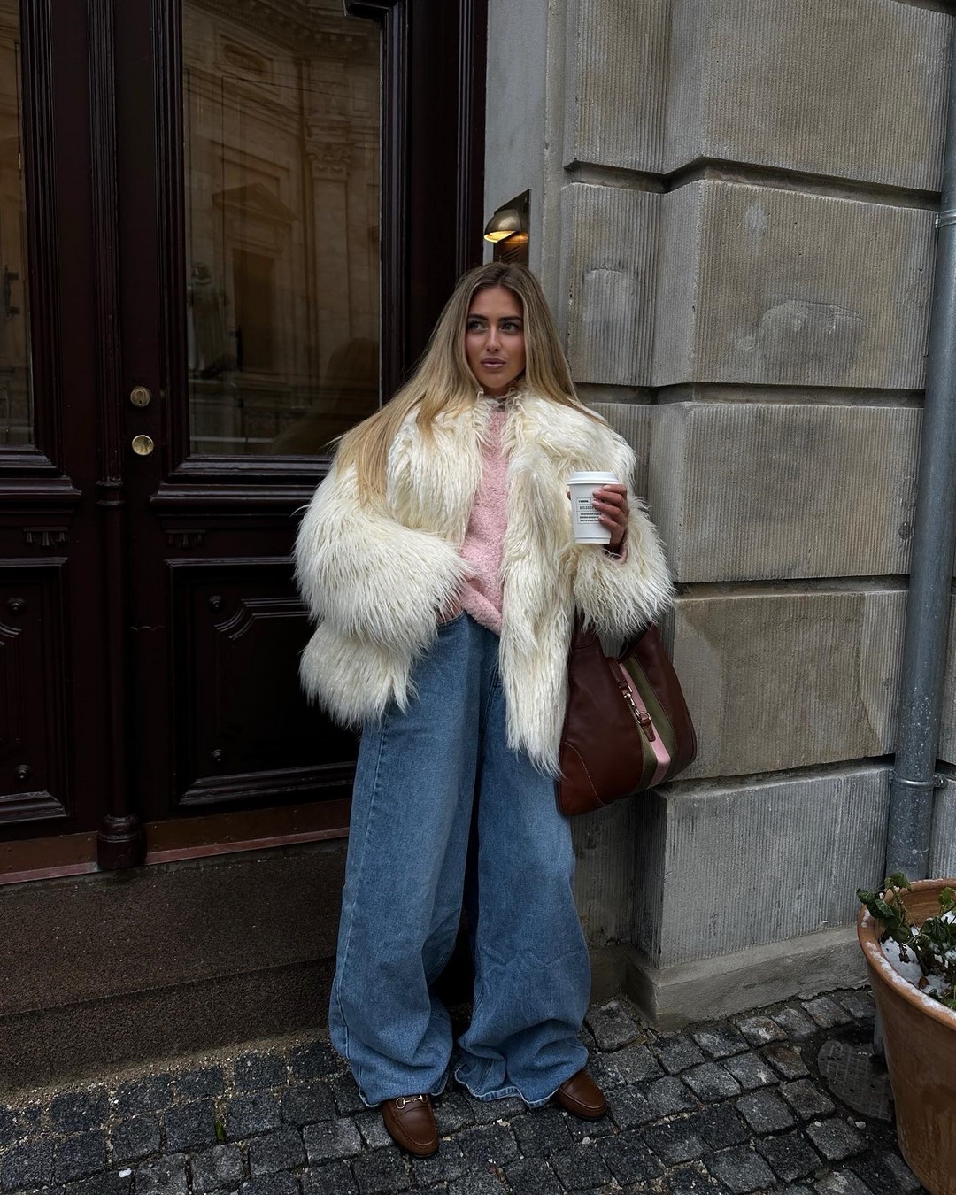 Джинсы осень-зима 2026-2027 — трендовые модели на фото