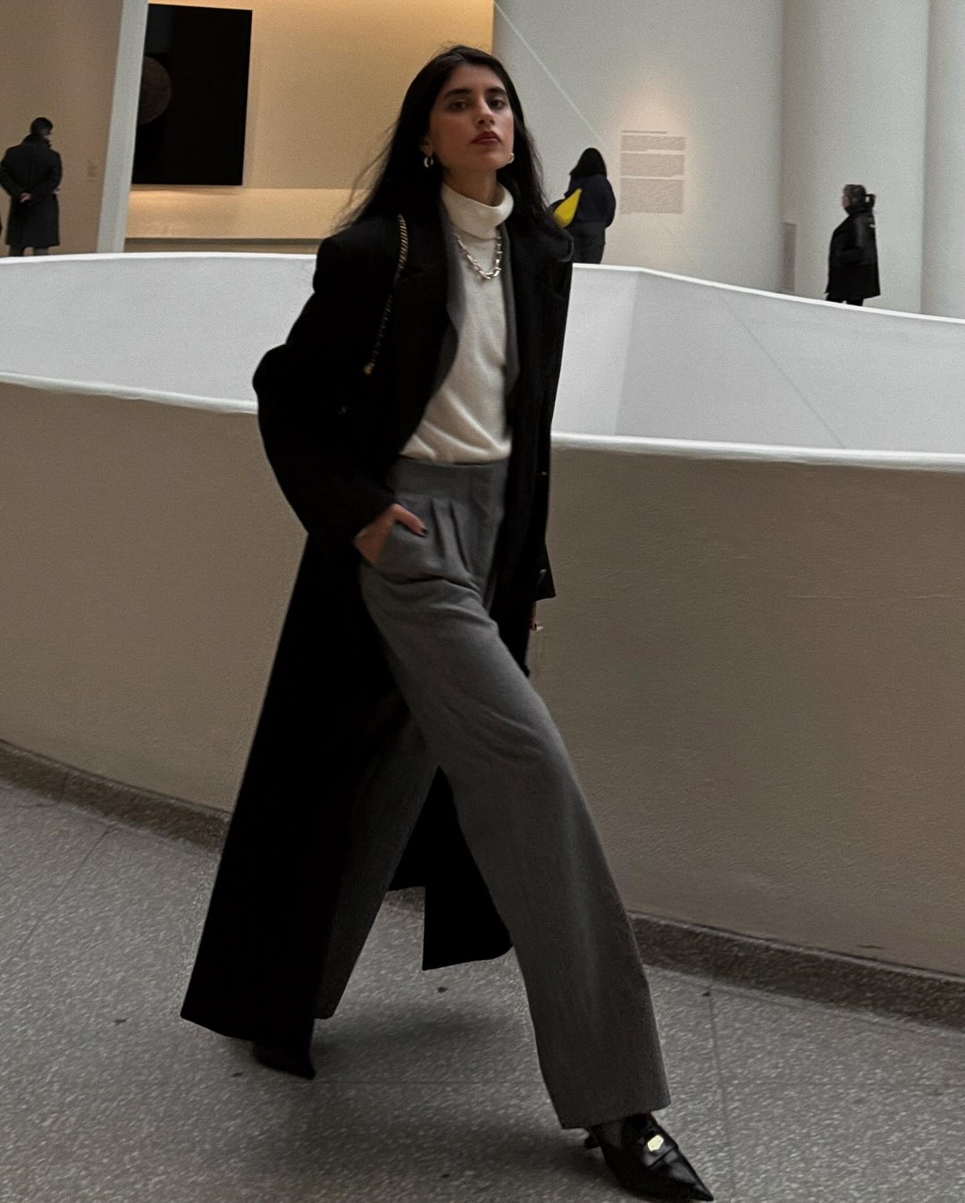 Как одеваться зимой 2026-2027: топ зимних образов на фото