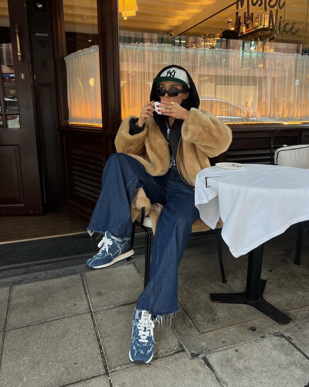 Джинсы осень-зима 2026-2027 — трендовые модели на фото