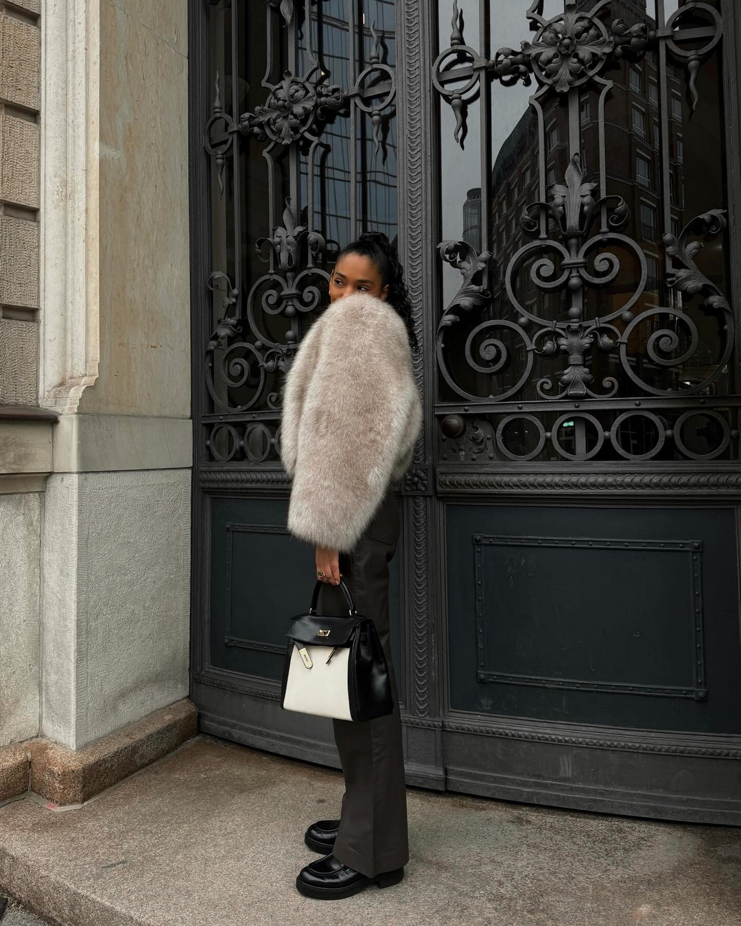 Как одеваться зимой 2026-2027: топ зимних образов на фото