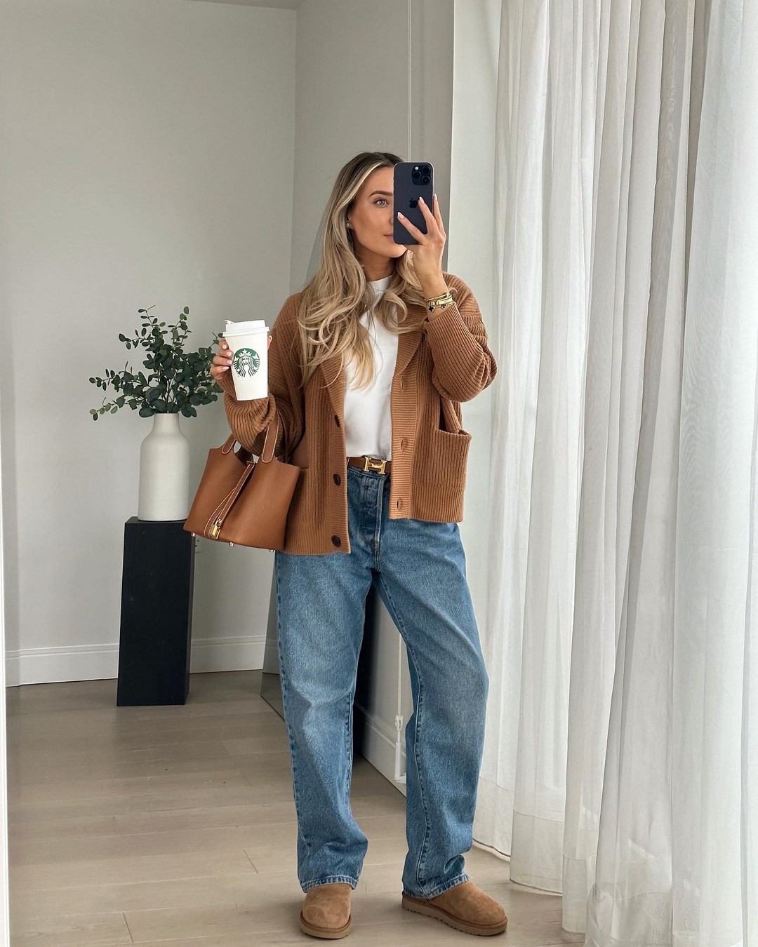 Джинсы осень-зима 2026-2027 — трендовые модели на фото