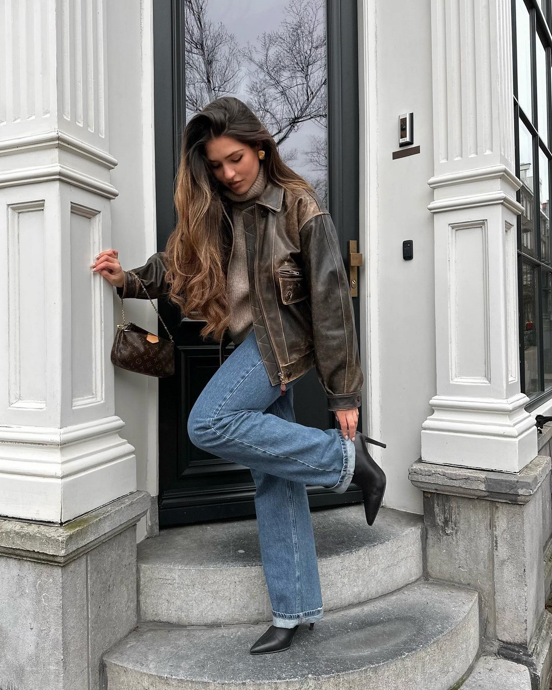 Джинсы осень-зима 2026-2027 — трендовые модели на фото