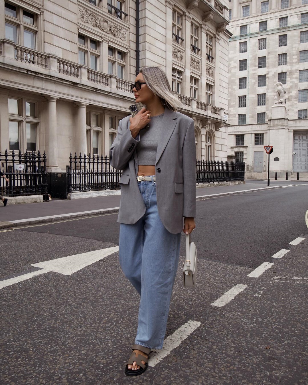 Джинсы осень-зима 2026-2027 — трендовые модели на фото