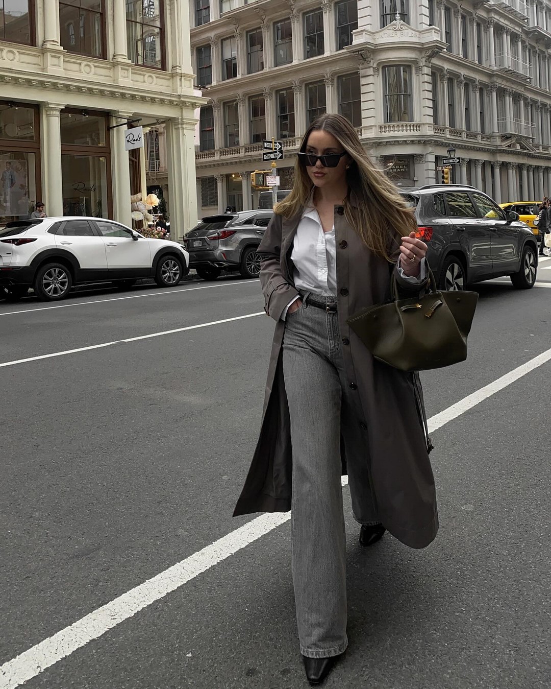 Джинсы осень-зима 2026-2027 — трендовые модели на фото