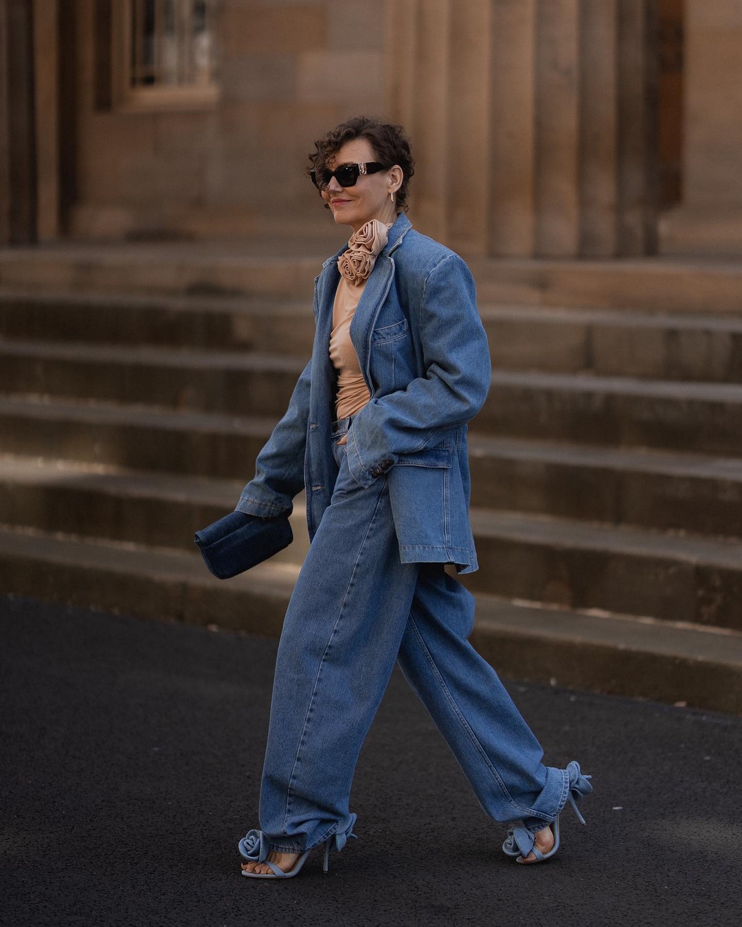 Джинсы осень-зима 2026-2027 — трендовые модели на фото