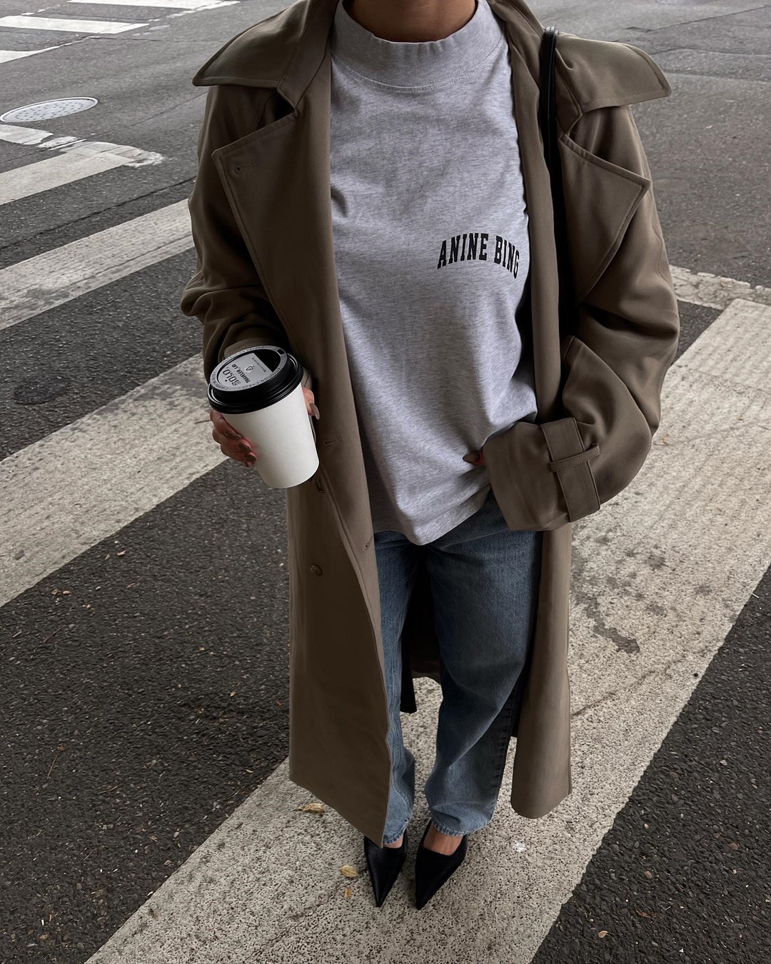 Джинсы осень-зима 2026-2027 — трендовые модели на фото