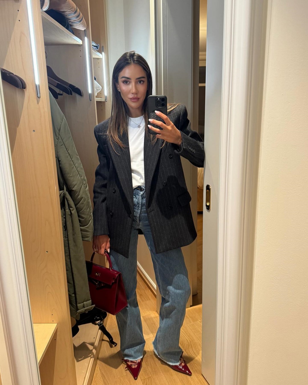 Джинсы осень-зима 2026-2027 — трендовые модели на фото