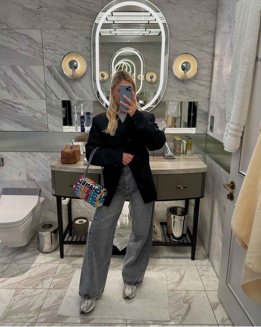 Джинсы осень-зима 2026-2027 — трендовые модели на фото