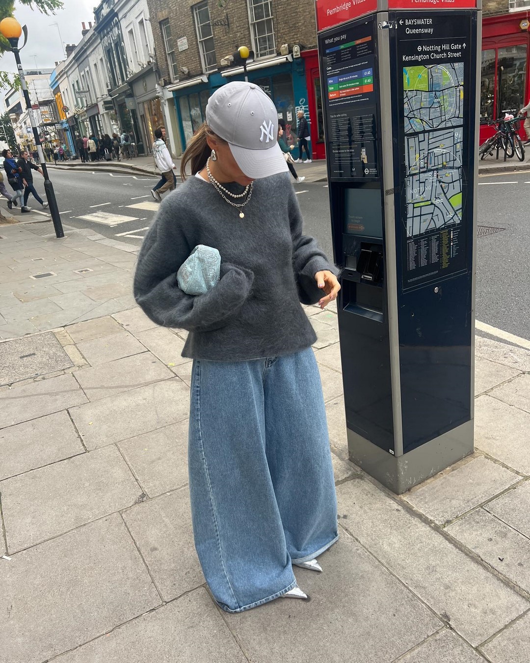 Джинсы осень-зима 2026-2027 — трендовые модели на фото