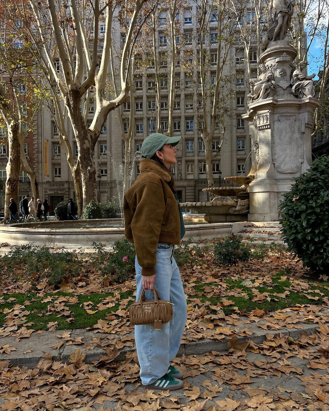 Джинсы осень-зима 2026-2027 — трендовые модели на фото