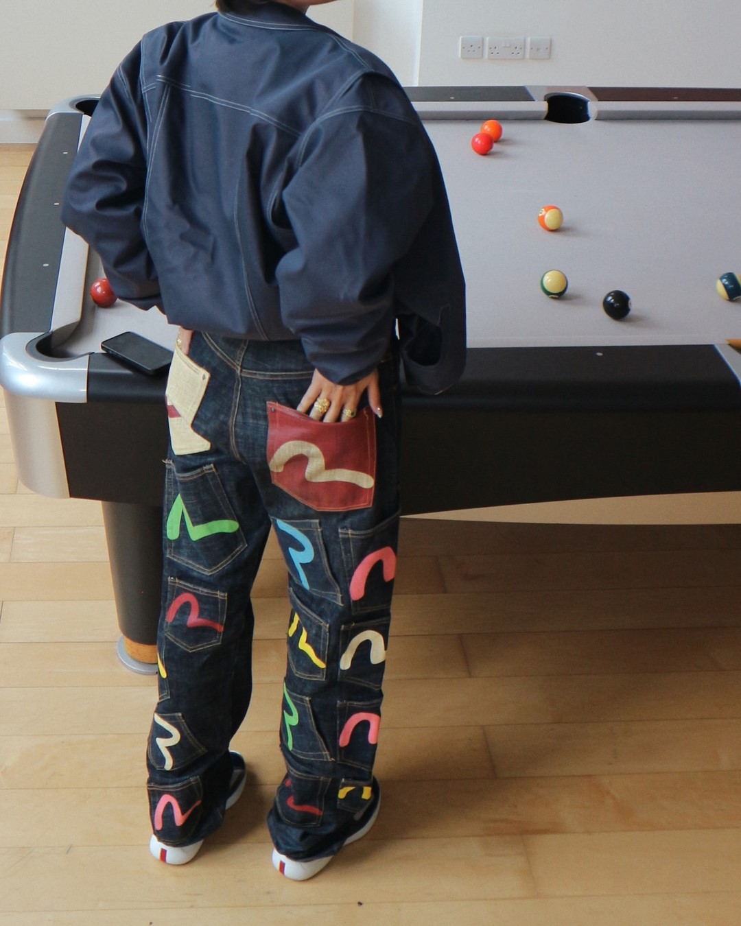 Джинсы осень-зима 2026-2027 — трендовые модели на фото