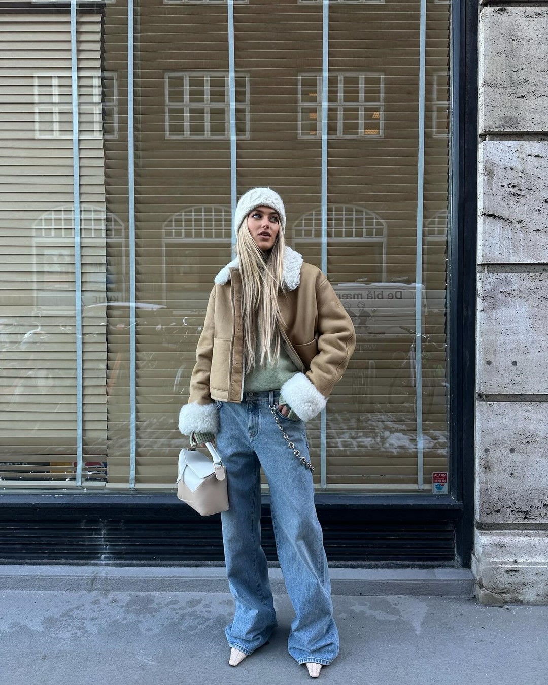 Джинсы осень-зима 2026-2027 — трендовые модели на фото