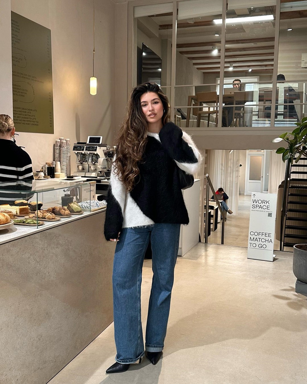 Джинсы осень-зима 2026-2027 — трендовые модели на фото