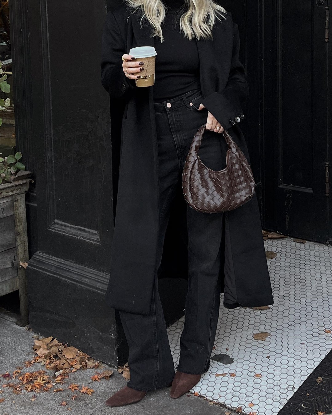 Джинсы осень-зима 2026-2027 — трендовые модели на фото