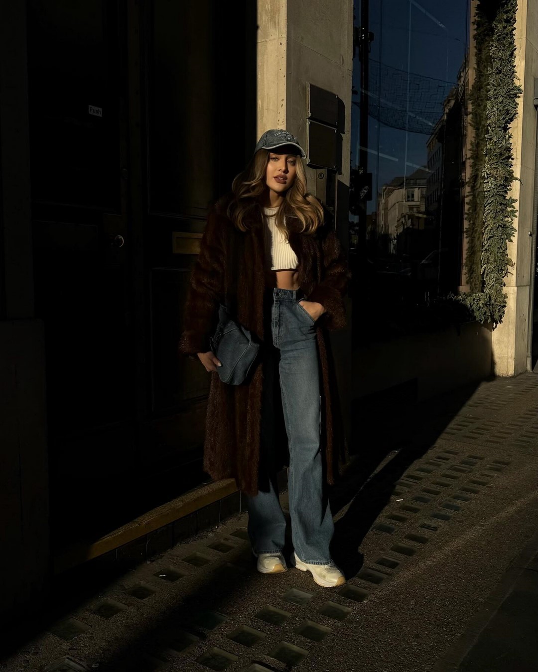 Джинсы осень-зима 2026-2027 — трендовые модели на фото