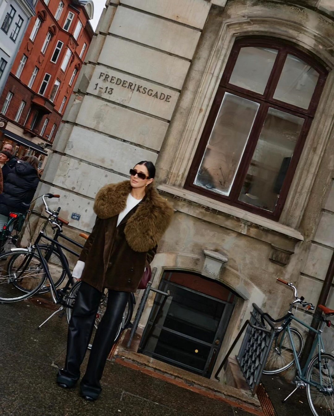 Как одеваться зимой 2026-2027: топ зимних образов на фото