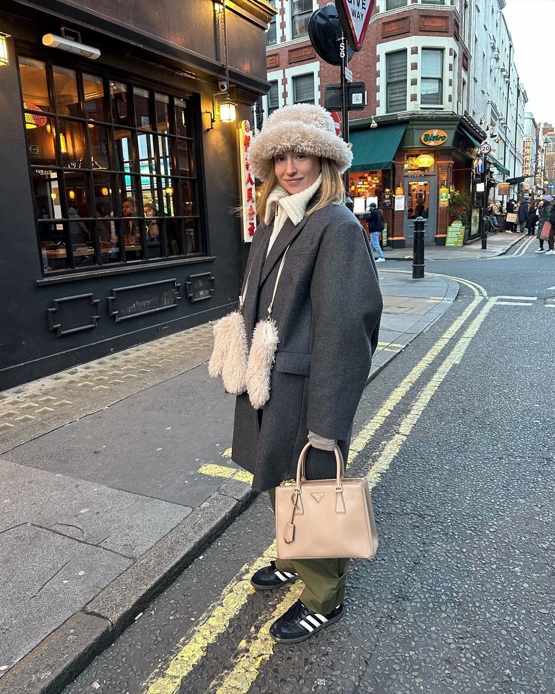 Как одеваться зимой 2026-2027: топ зимних образов на фото