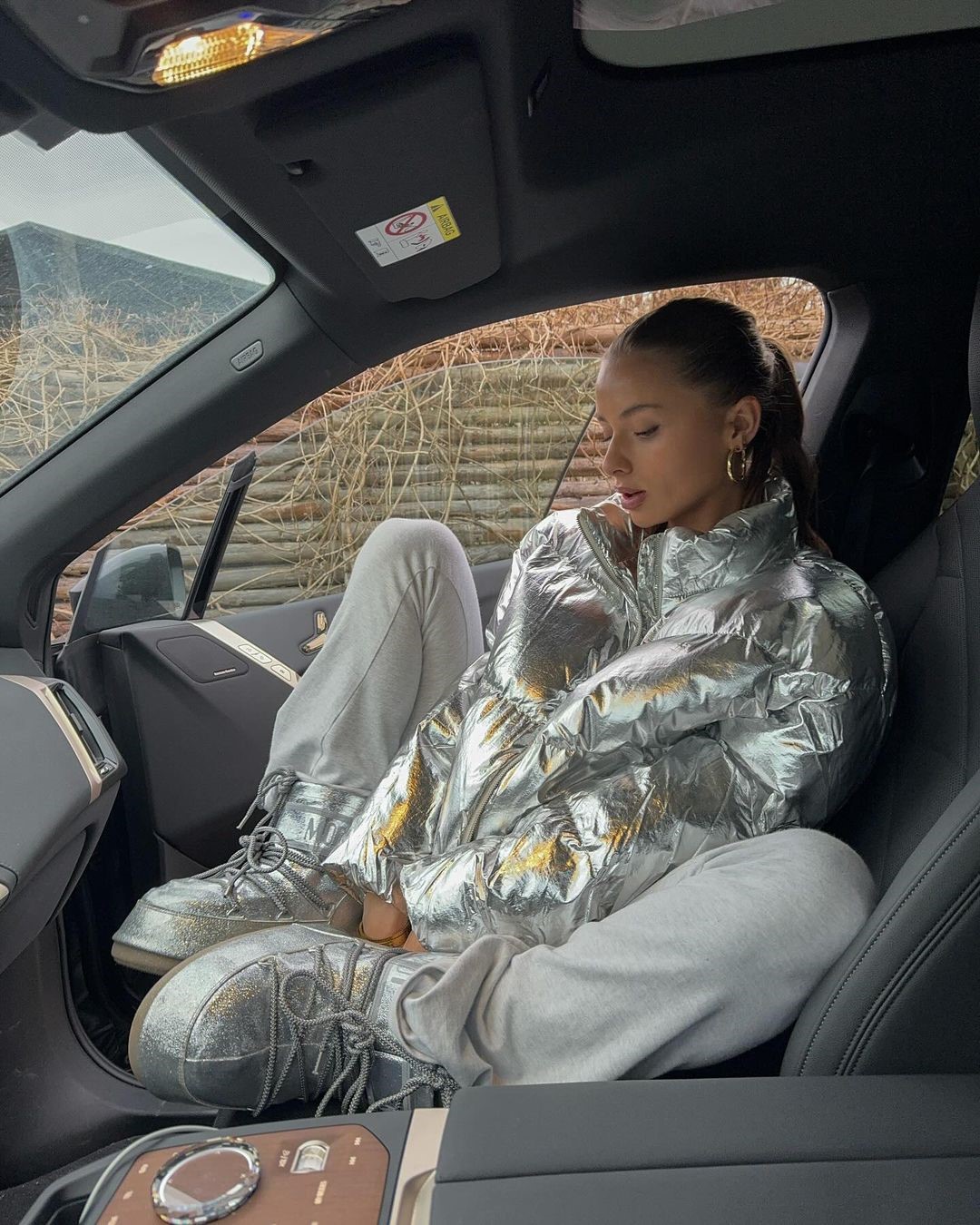 Как одеваться зимой 2026-2027: топ зимних образов на фото