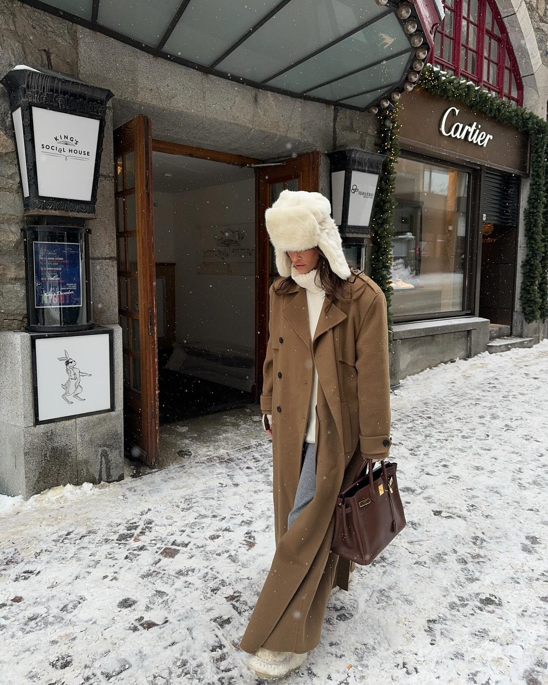 Как одеваться зимой 2026-2027: топ зимних образов на фото