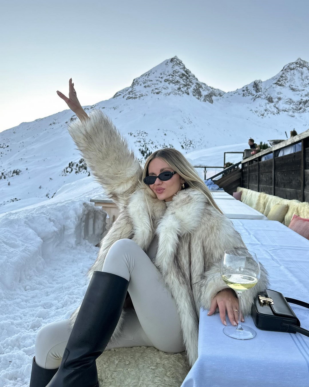 Как одеваться зимой 2026-2027: топ зимних образов на фото