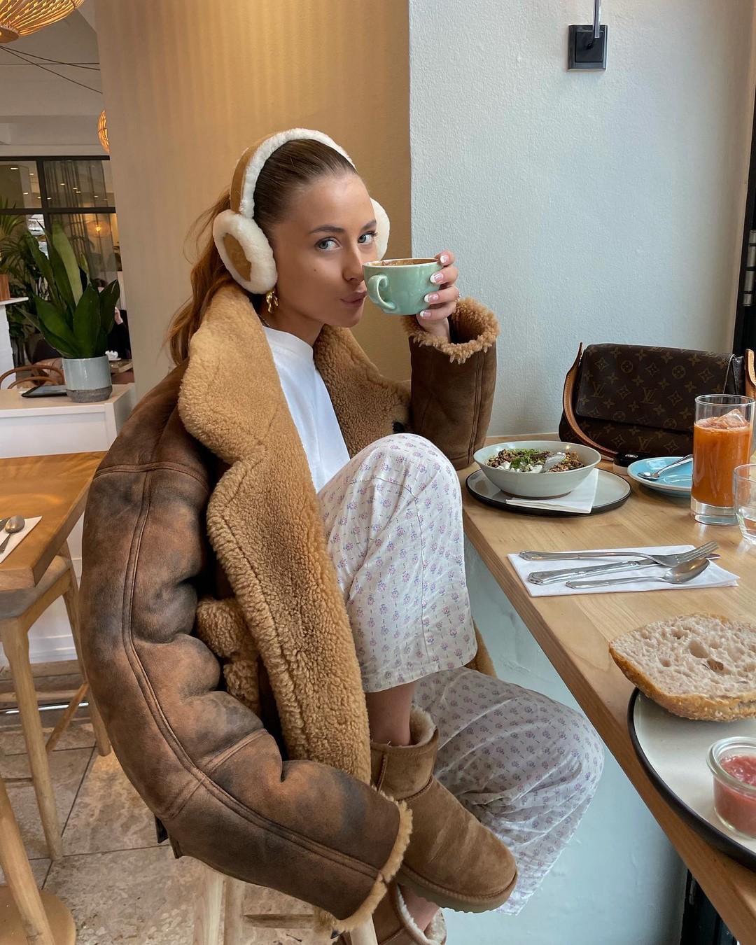 Как одеваться зимой 2026-2027: топ зимних образов на фото