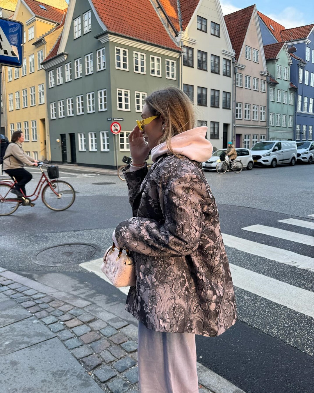 Как одеваться зимой 2026-2027: топ зимних образов на фото