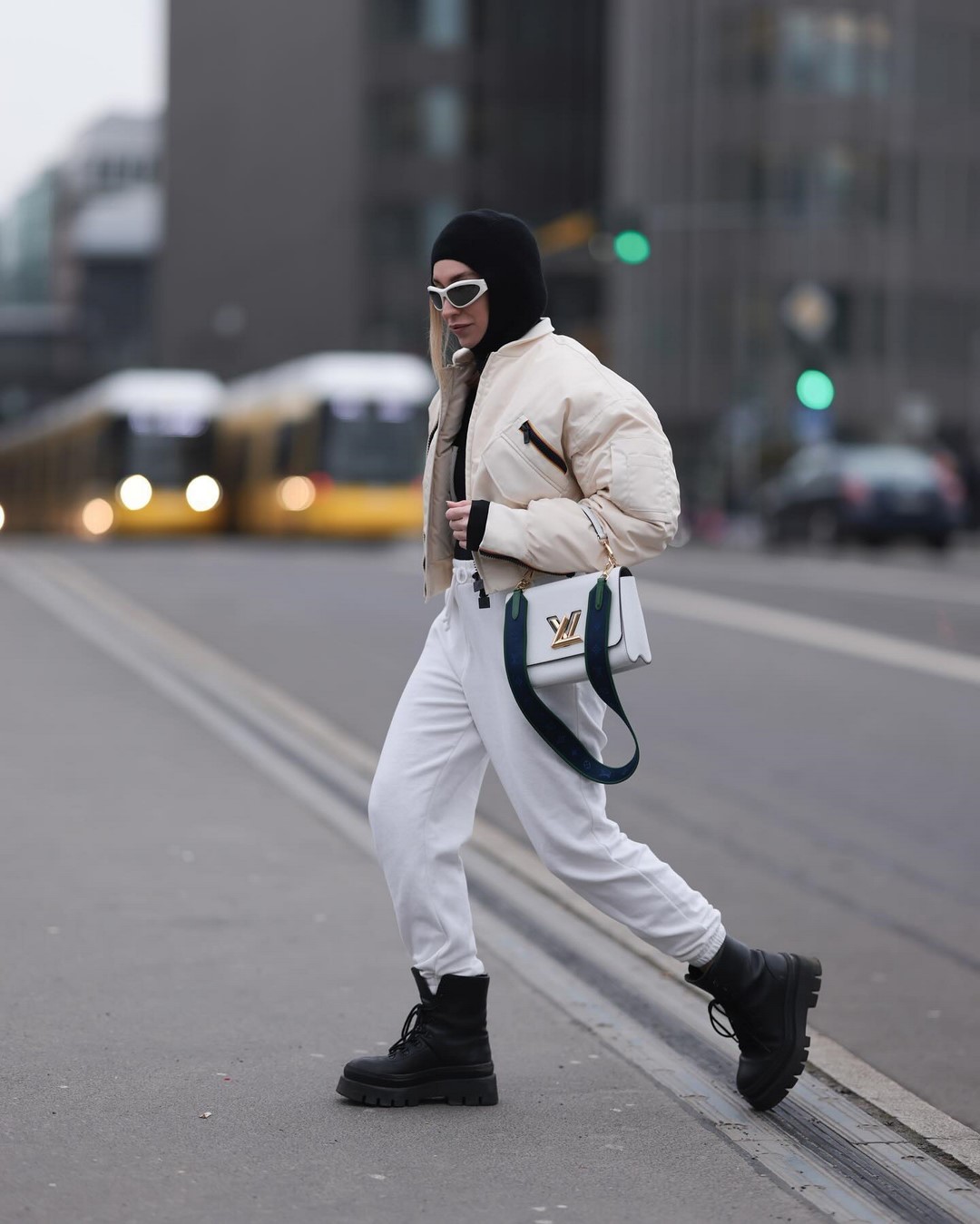 Как одеваться зимой 2026-2027: топ зимних образов на фото