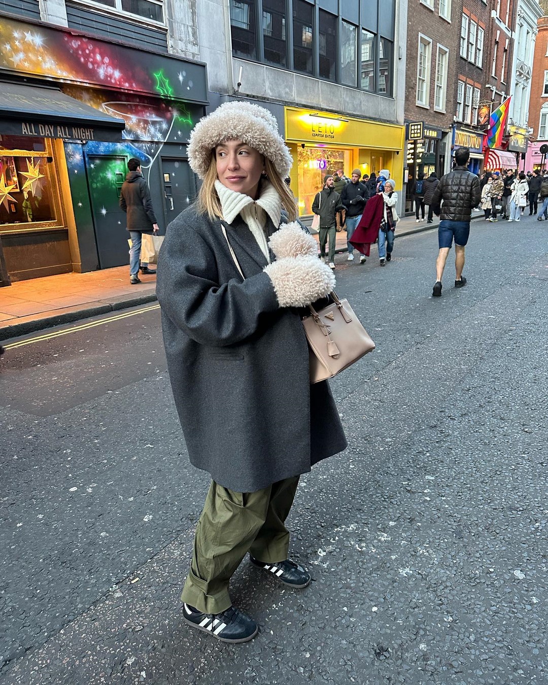 Как одеваться зимой 2026-2027: топ зимних образов на фото