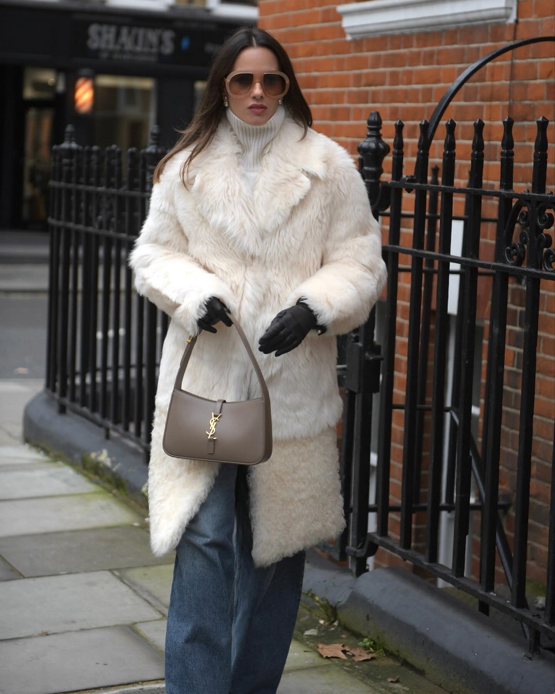 Как одеваться зимой 2026-2027: топ зимних образов на фото