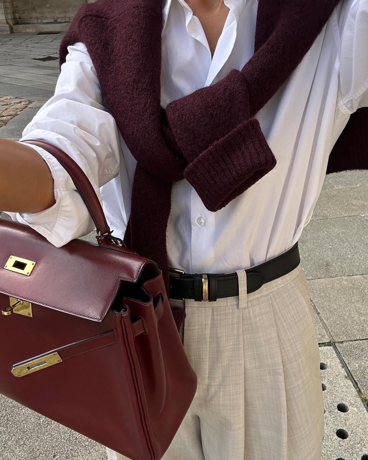 Топовый цвет бургунди 2026: оттенки бордового в модных луках с фото