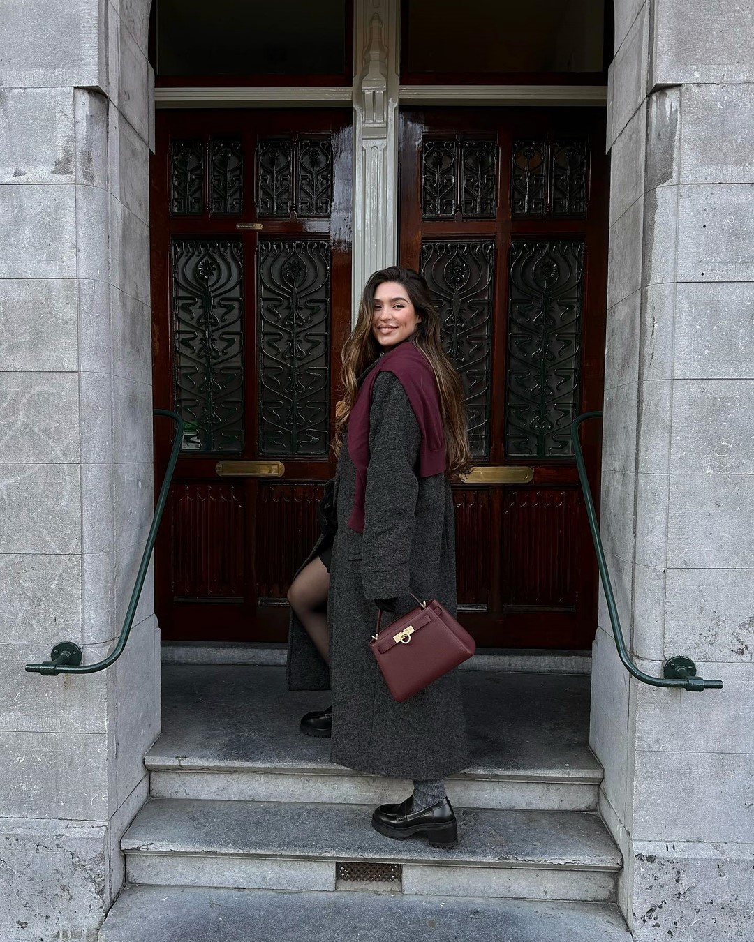 Топовый цвет бургунди 2026: оттенки бордового в модных луках с фото