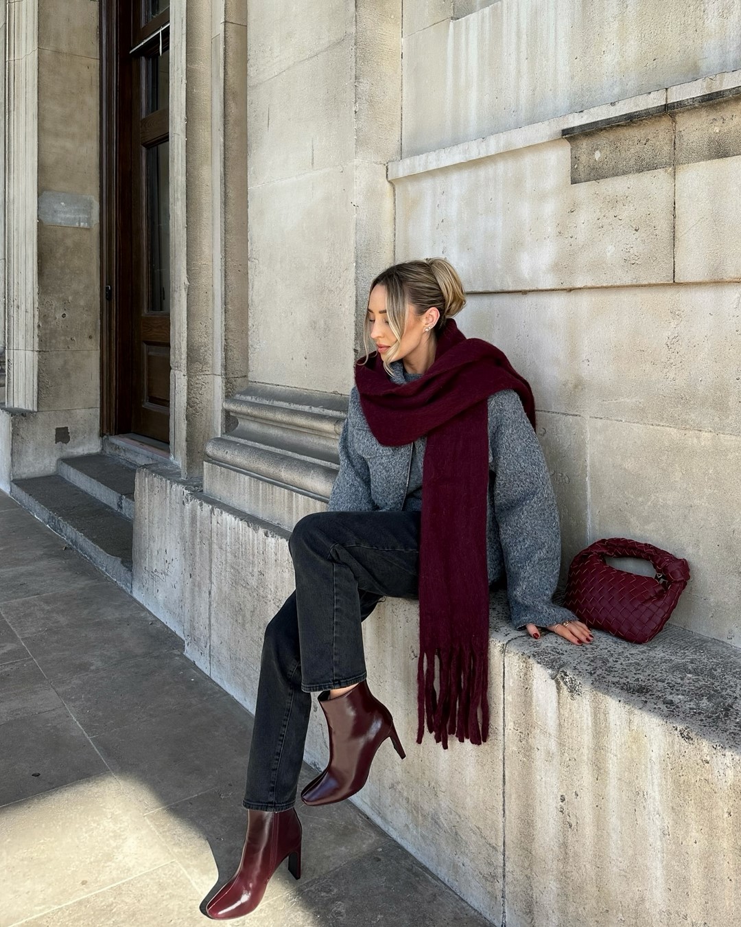 Топовый цвет бургунди 2026: оттенки бордового в модных луках с фото