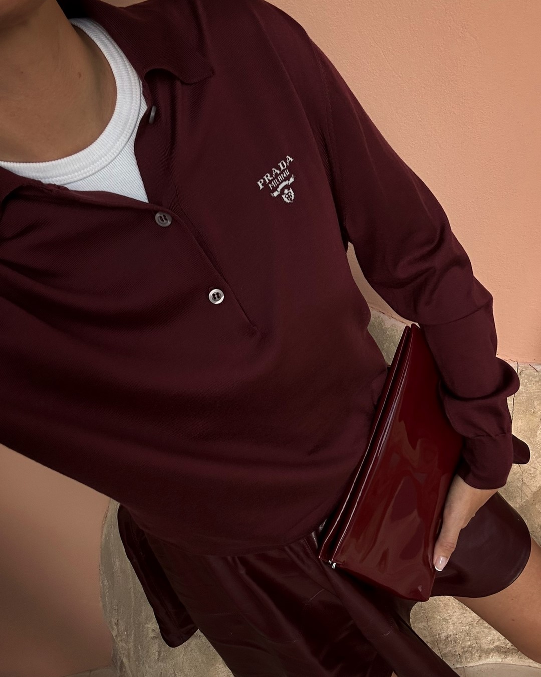 Топовый цвет бургунди 2026: оттенки бордового в модных луках с фото