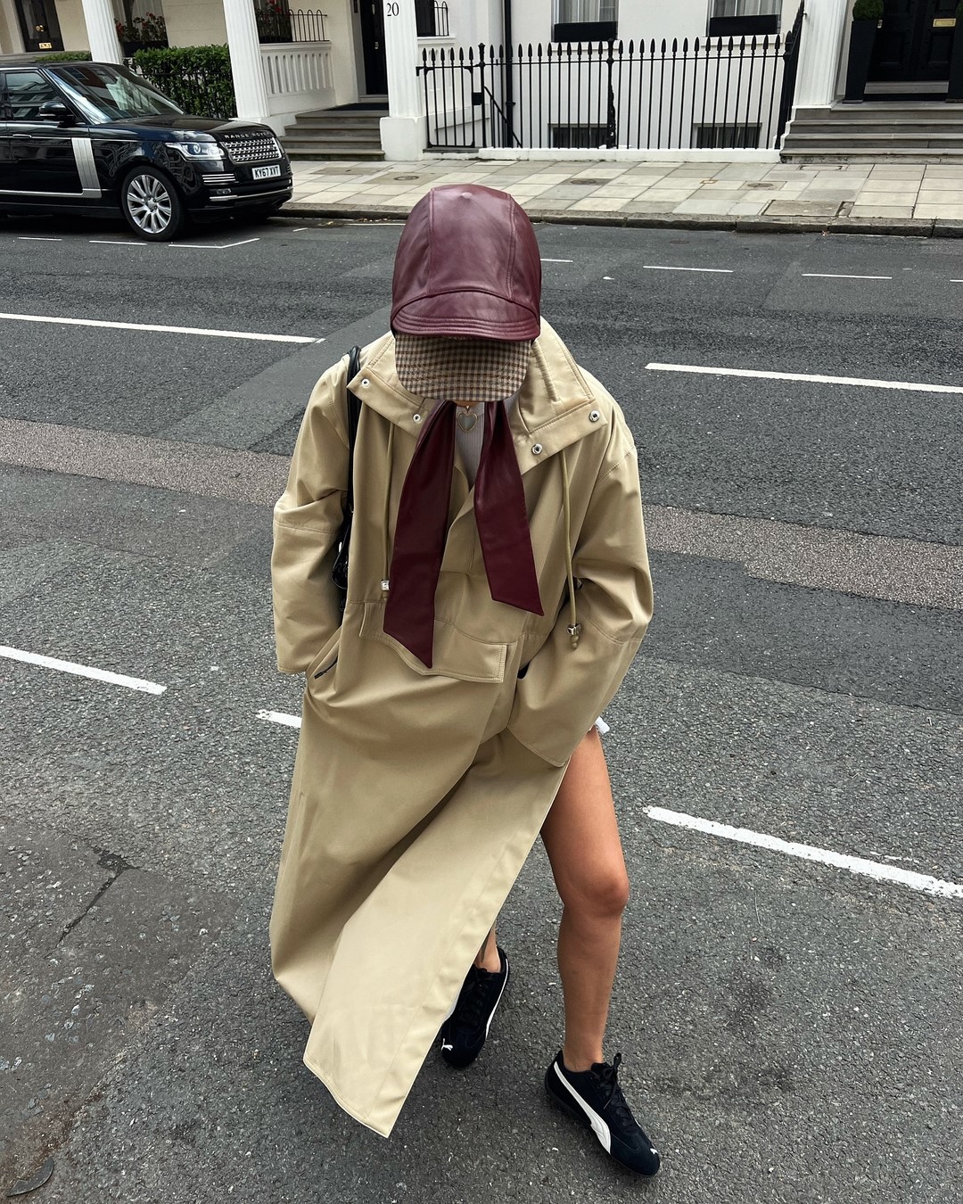 Топовый цвет бургунди 2026: оттенки бордового в модных луках с фото