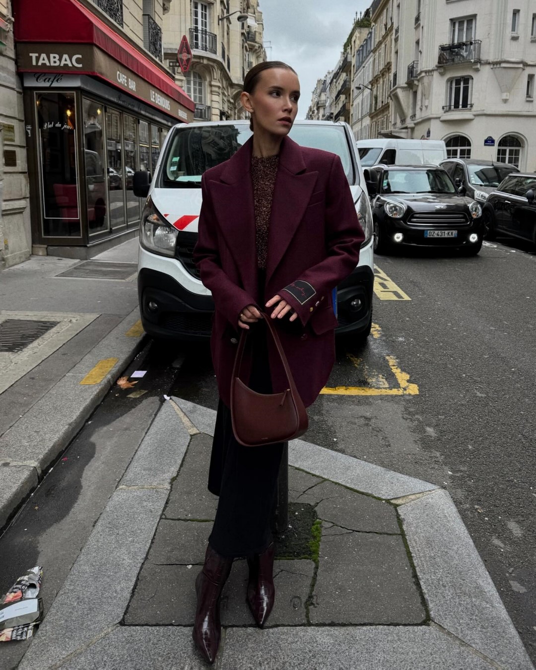 Топовый цвет бургунди 2026: оттенки бордового в модных луках с фото