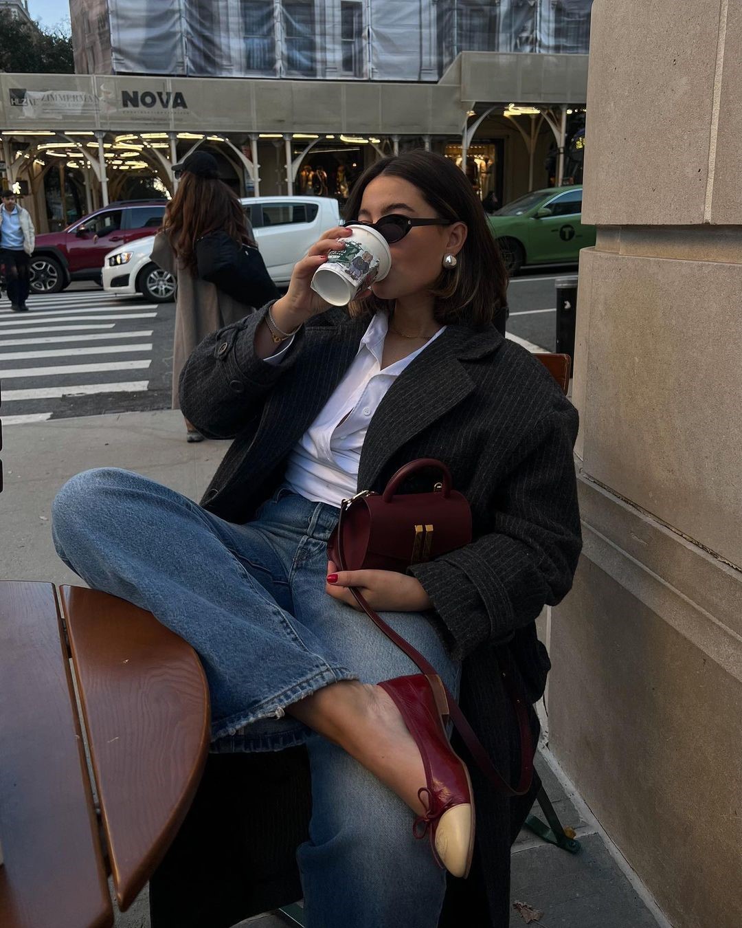 Топовый цвет бургунди 2026: оттенки бордового в модных луках с фото