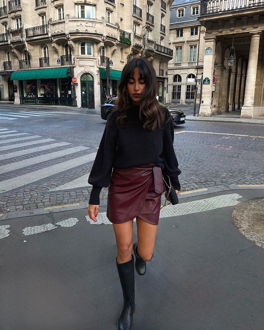 Топовый цвет бургунди 2026: оттенки бордового в модных луках с фото