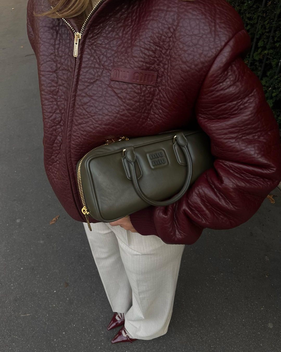 Топовый цвет бургунди 2026: оттенки бордового в модных луках с фото