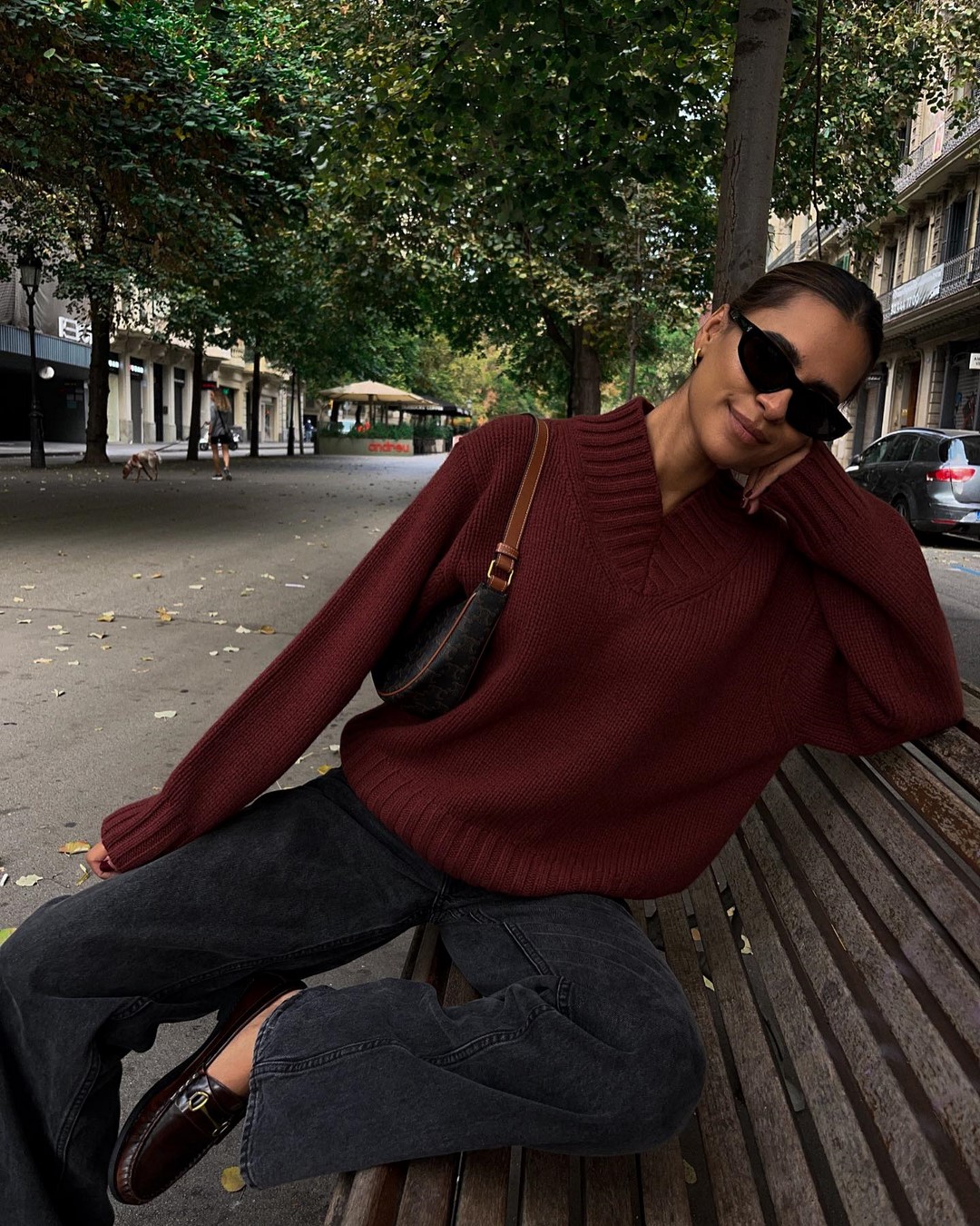 Топовый цвет бургунди 2026: оттенки бордового в модных луках с фото