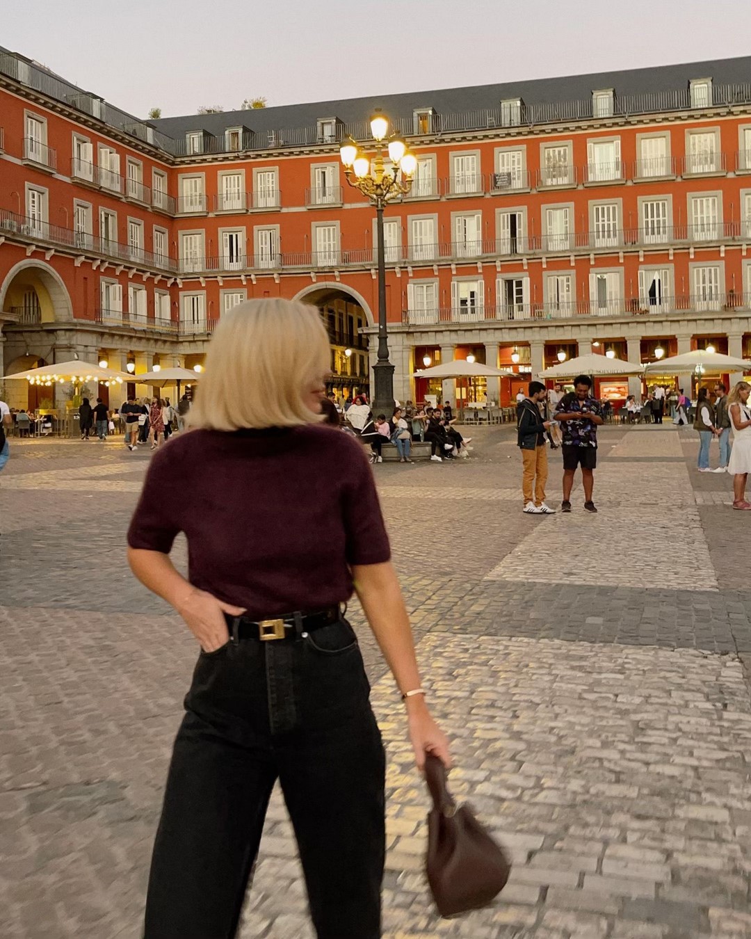 Топовый цвет бургунди 2026: оттенки бордового в модных луках с фото