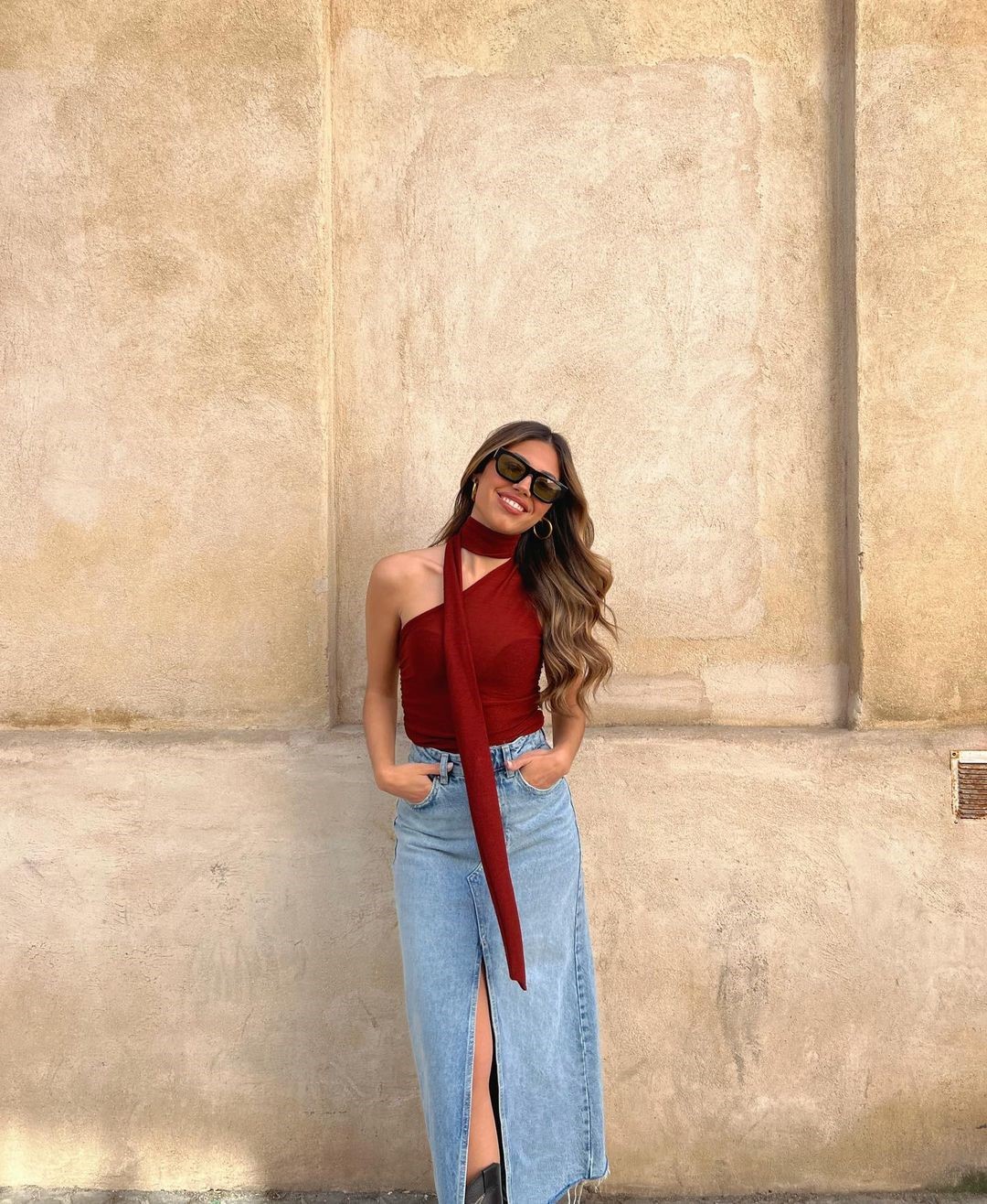 Топовый цвет бургунди 2026: оттенки бордового в модных луках с фото