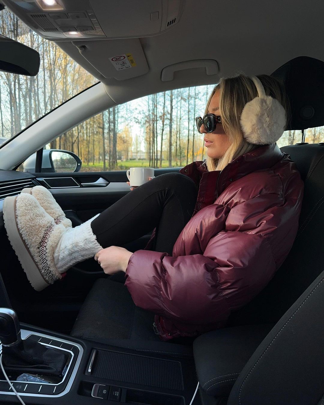 Топовый цвет бургунди 2026: оттенки бордового в модных луках с фото